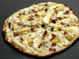 Pizza tartiflette au four à bois — pommes de terre, lardons, reblochon