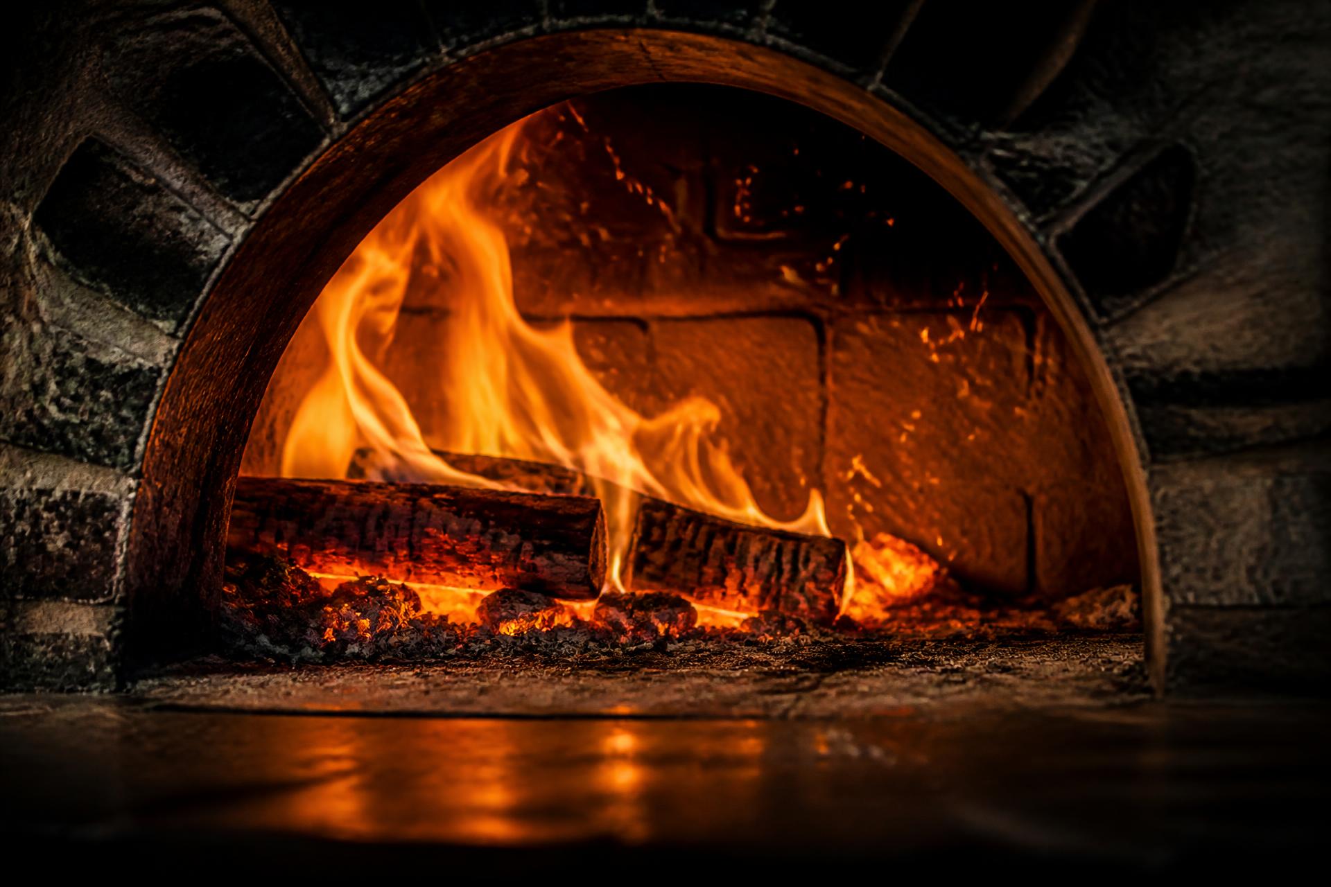 Four à bois allumé avec flammes